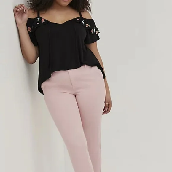 🆕️🌸OFF-SHOULDER EMBROIDERED FLORAL RUFFLE TOP 🌸 - Picture 3 of 6